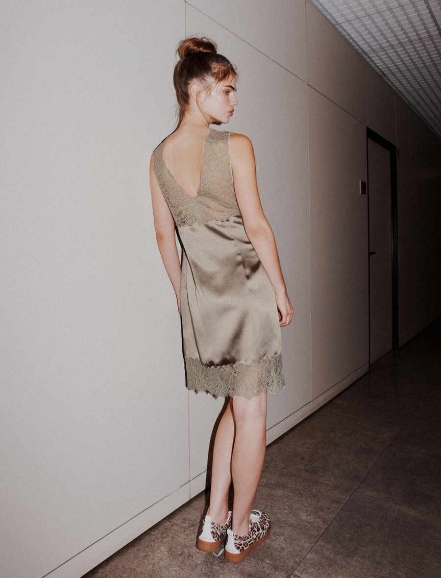 robe à empiècements en dentelle - gris clair