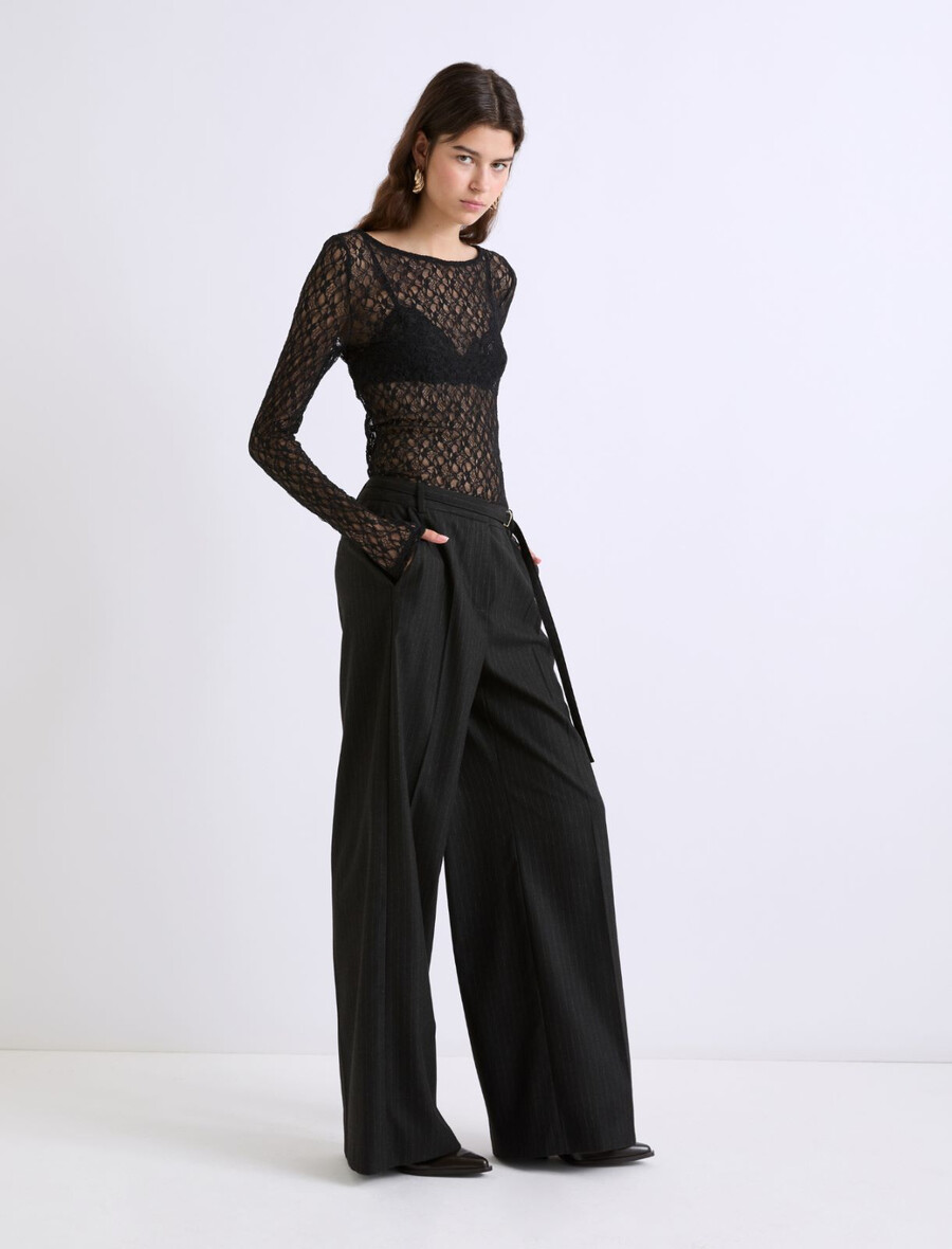 t-shirt en dentelle extensible - noir